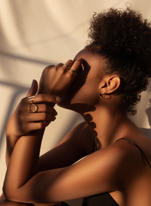 Người mẫu đeo nhẫn